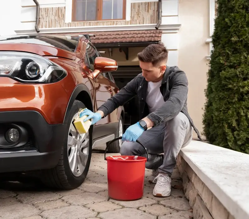 Lavage auto à domicile Fenioux : professionnel intervenant sur un véhicule